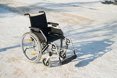 冬天公园里空着轮椅民众药品退休运输空气老年事故保险帮助悲伤图片