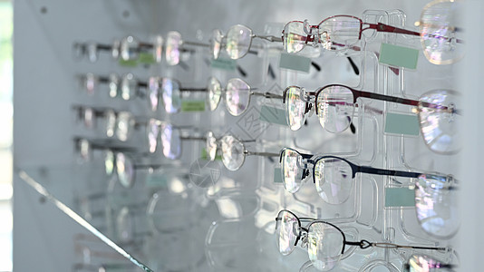 光学商店架子上的时装矫正眼眼镜;光学 保健和视觉概念 (A/CN 9/WG III/WP 9)图片