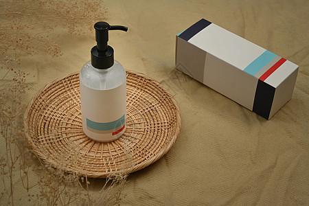 洗发水或肥皂塑料瓶式喷洒器 放置在维基板地垫上的天然皮肤护理 美容产品设计概念图片