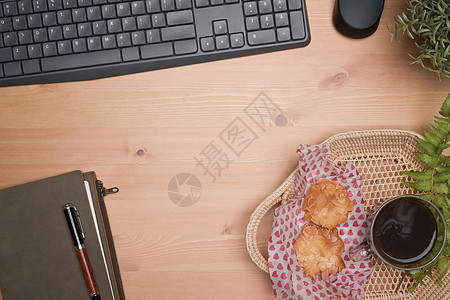配着饼干和咖啡杯的韦克篮子 在木制桌子上图片