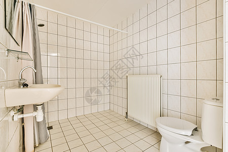 白瓦式洗手间 有厕所和水槽龙头浴缸洗手间公寓瓷砖财产装饰玻璃墙壁家具图片