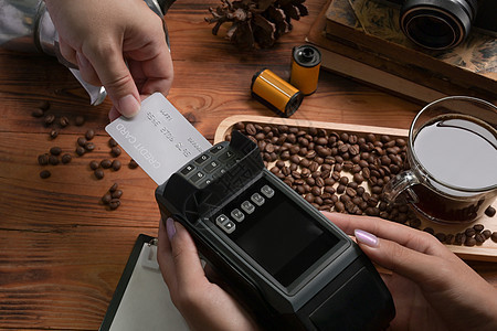 客户在咖啡店用信用卡支付订货费 并使用信用卡付款图片