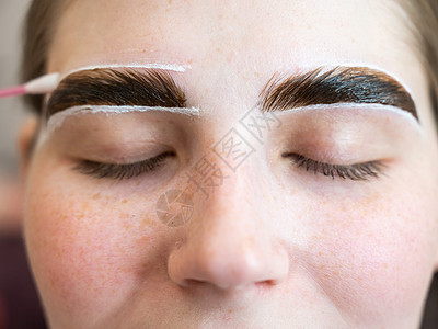 主人画了一个女人的眉毛美容师魅力工具化妆师睫毛皮肤造型采摘梳理程序图片