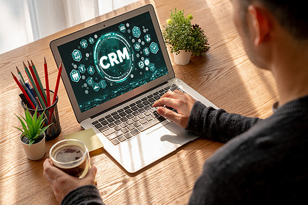 用于 CRM 业务的现代计算机上的客户关系管理系统小样商务经理自动化招聘桌子销售量推介会服务顾客营销高清图片素材