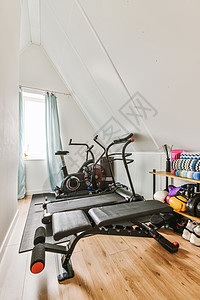 在阁楼内装有运动设备的家庭健身房图片
