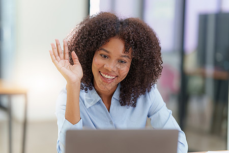 有魅力的黑人女商务人士使用笔记本电脑视频电话会议 业务同事 与团队沟通女孩教育女士商务学生摄像头聊天成人技术工作图片