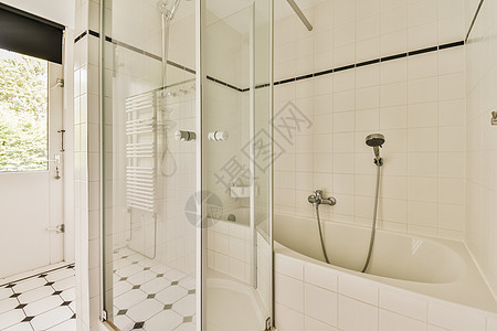厕所和浴室淋浴浴缸龙头房子玻璃陶瓷反射镜子财产房间天花板图片