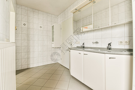 大的白色厨房 有水槽和镜子图片
