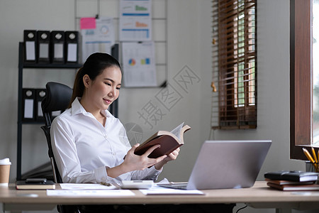 在办公室的笔记本电脑上工作的年轻女子 亚洲女商务人士坐在她办公室的工作场所 美丽的自由职业者女性在她家在线工作技术居家成人企业家图片