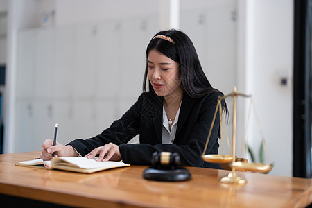 自然自信是亚洲律师注意到办公室工作台旁的笔记式笔记人士协议电脑住宅桌子样本笔记本客户职场图片