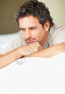 放松在床上的成熟男人 周到的成熟男人躺在床上放松图片