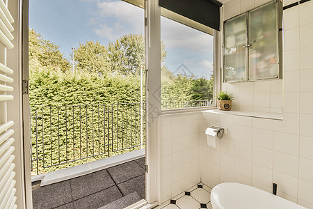 厕所和浴室淋浴龙头反射卫生住宅浴缸房子天花板卫生间陶瓷玻璃图片