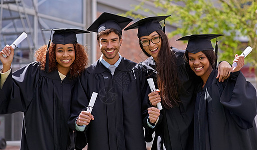 多样性文凭 一群拿着文凭的大学生高清图片