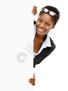 好事就在眼前 一个年轻的女商务人士站在白色工作室背景下的空白标志后面图片