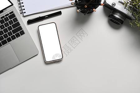 用空白的屏幕 笔记本电脑 笔记本和相机在白桌上装上马特电话图片