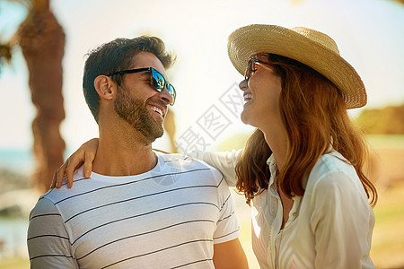 快乐的年轻情侣在户外享受夏日的欢乐图片