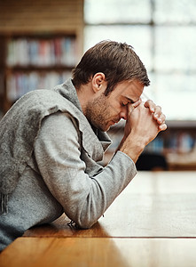 他知道自己的力量来自何方 一个英俊的年轻人 祈祷着为即将到来的大学考试寻求帮助图片