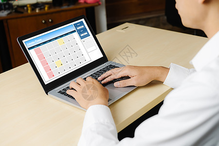 计算机软件应用日历 用于Modish计划时间表规划桌子笔记本组织网络日程药片互联网人士职场电脑图片