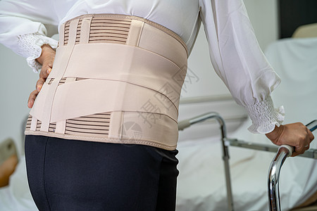 穿背止痛带的亚洲女病人 用助行器换整形腰椎腰部骨科橡胶带腰带疾病柱子女士胸衣创伤支撑图片