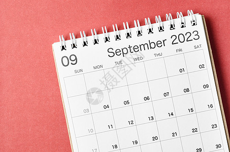 一个2023年9月的日历台 供组织者在红色背景上孤立地规划和提醒图片