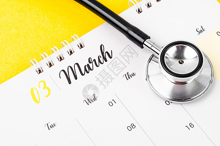 Stethoscope医学和2023年3月的红色背景案头日历 检查健康概念的时间表保健组织药品考试办公室日记日期器材医生时间背景图片