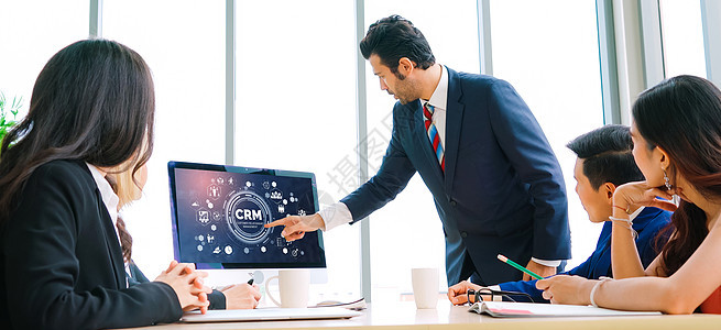 用于 CRM 业务的现代计算机上的客户关系管理系统招聘男人监视器解决方案经理市场商务人士团体工人图片