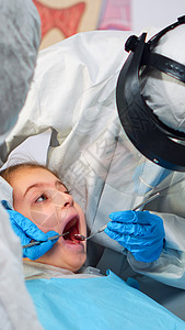 牙医在新的普通牙科病房接受全身检查女病人的特写图片