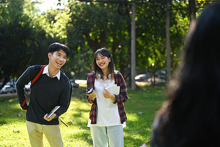 大学朋友在校园里散步 下课后休息并与他人交谈 青年生活方式和友谊概念背景图片