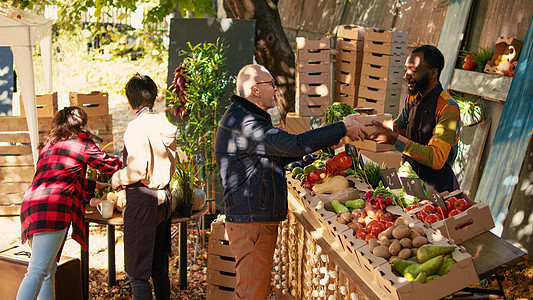 年长男子购买各种新鲜生态水果和蔬菜图片