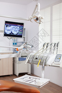 牙医牙科工具和专业椅子的特写视图卫生内阁职场工作桌子钻头家具保健技术办公室图片