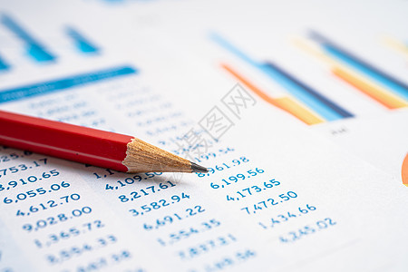 铅笔在带有图表的表纸上 金融发展 银行账户 统计投资分析研究数据经济 交易 办公报告业务公司会议理念图片