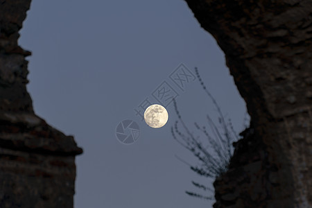 背面有满月的石形拱门宗教考古学月光日落月球水平隧道场景辉光精神图片