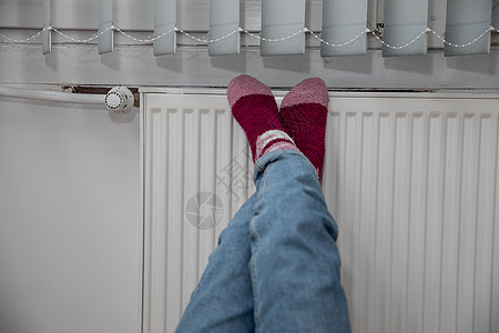 在热散热器上暖冷脚 厚羊毛袜袜子生态系统消费者辐射牛仔布温暖用户供暖家庭图片