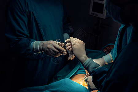 手术队的外科手术图象显示 护士会伸出消毒剪刀病人男人蓝色情况诊所药品药物治疗医院医生麻醉图片