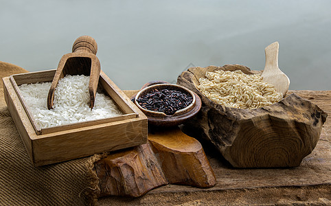 各种稻米 棕米 茉莉花米和老木制桌上的稻草纤维稻田饮食粮食营养糖类养分河景美食烹饪图片