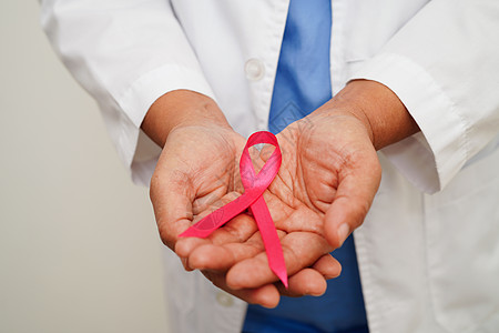 10月世界乳腺癌日 带粉色丝带的亚洲女医生机构医院治疗帮助手术乳腺疾病摄影斗争外科图片