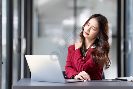 认真思考的亚洲女性关注在线问题解决方案 看着笔记本电脑屏幕 担心严肃的亚洲女商务人士专注于解决困难的工作计算机任务休闲装技术经理图片