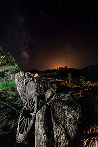 与星空和银河系相伴的农村夜景风景夜空场景场地天文学星系天空风光科学石头图片