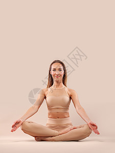 瑜伽宣传单瑜伽班社交媒体出版物的下载图片 瑜伽界的妇女姿势 个人体育背景