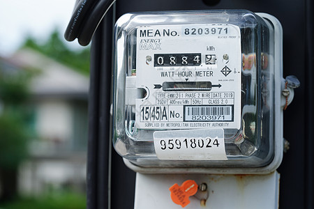 泰国曼谷  2022年5月15日 用于计算家用和办公室能源成本的电量计电压预算住宅硬盘测量力量房子用法计量仪表图片