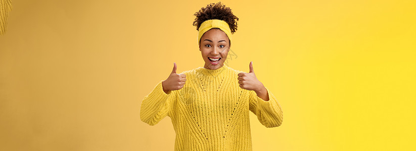 支持你的友好现代时尚非洲裔美国女性朋友竖起大拇指保持良好的工作姿态 自豪地尽最大努力 喜欢结果批准计划 黄色背景学生互联网皮肤成图片