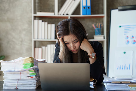 压力不堪的商务人士在公司会议 工作压力或偏头痛概念中感到疲倦男性电脑标志工作女性女士管理人员笔记本成人职业图片