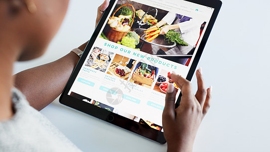 女性影响者在数字平板电脑上的社交媒体 美食和博客 检查主页设计和布局 健康 饮食和女性营养师发布健康提示素食趋势 搜索在线内容图片