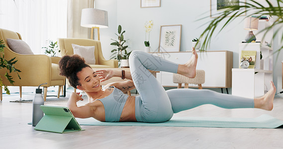 女性 平板电脑和瑜伽直播课程 用于在家庭客厅 家庭封锁和隔离中放松锻炼 锻炼和训练 采用普拉提技术的禅宗 伸展运动和健康瑜伽士运背景图片