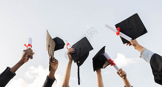 毕业证书和一群在天空中的手 在大学教育中取得成功 学习 知识和赢家的未来 学习成就的庆祝和毕业论文在空中图片