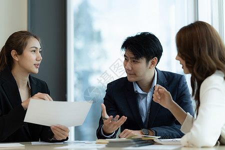 在会议室 成功的商业妇女展示了远见卓识 并咨询了她的商业团队研究多样性公司工作潮人桌子企业家领导创新学生图片