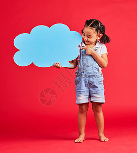 标识框在社交媒体 愿景或新闻中对孤立的红色背景进行想法 意见或投票的孩子 指点或语音泡沫 在扬声器模型中展示横幅 纸或纸板海报的微笑背景