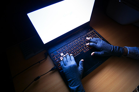 黑客手从上到下从笔记本电脑上窃取数据技术安全间谍骇客屏幕程序男人刑事桌子电子图片