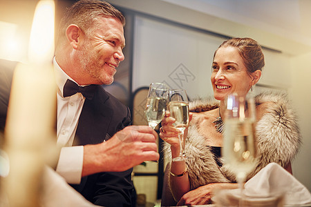 成功 爱情或幸福的情侣在派对上举杯庆祝目标或在豪华活动中庆祝新年 动机 祝贺或人们在晚宴上用香槟饮料或酒杯欢呼图片