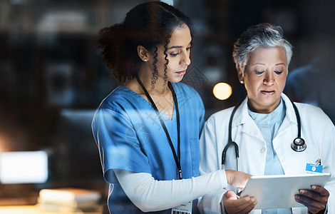 用于医院夜间医学研究 手术规划和团队合作的妇女 医生和平板电脑 护士 医疗保健和工人在晚班技术方面的合作 以促进健康思考和想法图片